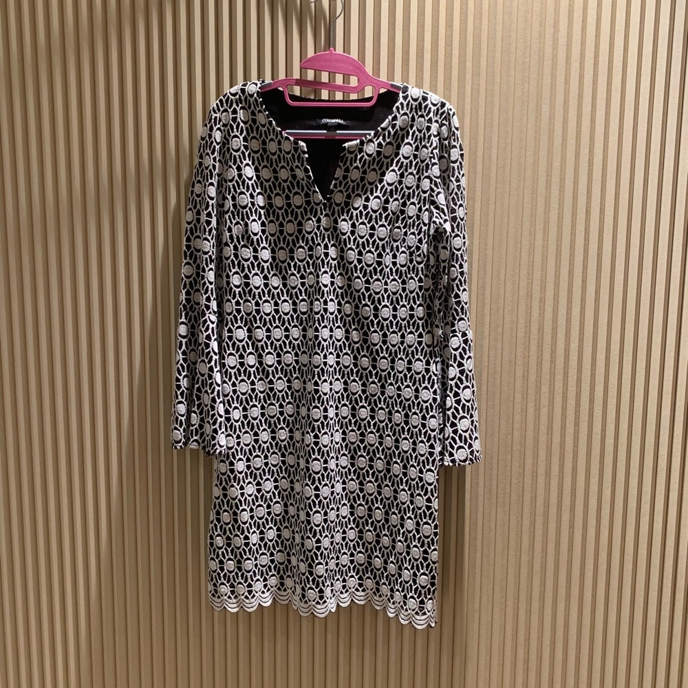 NWOT Roz&Ali cocktail dress. Size small.